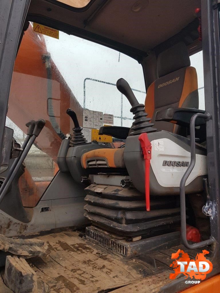 2079321528 gusenichnyj ekskavator doosan