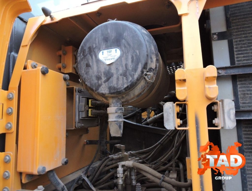 2765514413 gusenichnyj ekskavator volvo