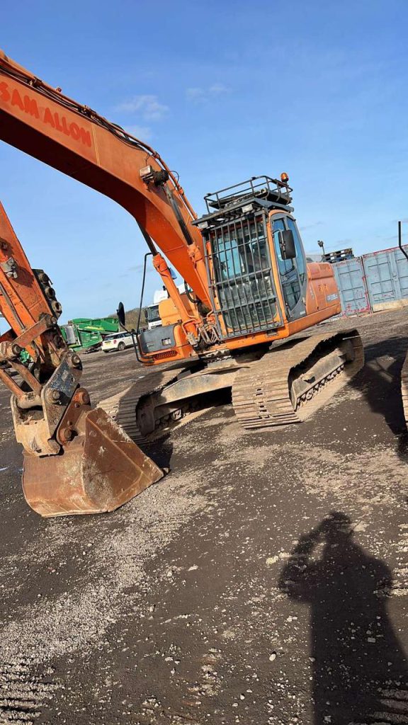 4841579059 gusenichnij ekskavator doosan