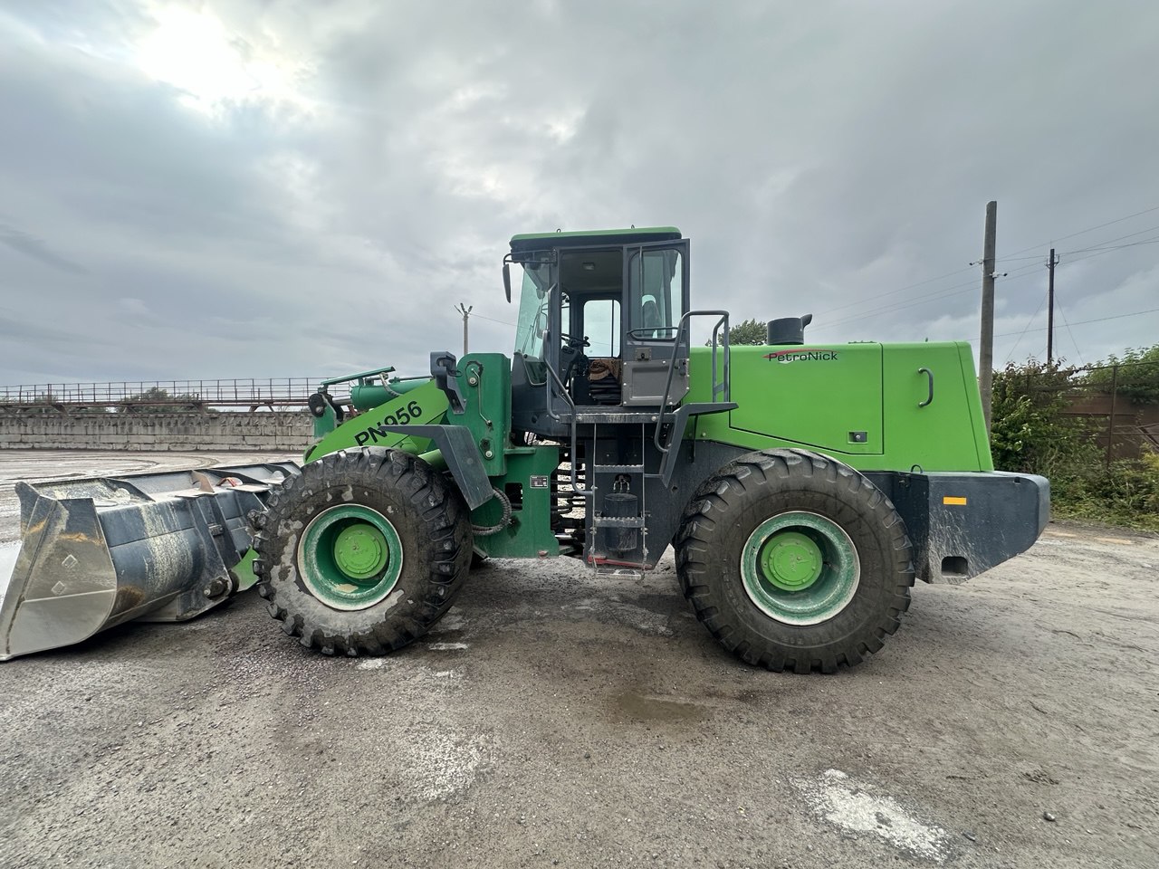 Фронтальний навантажувач PETRONICK PN 956