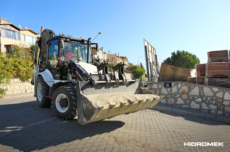 Какой экскаватор‑погрузчик лучше всего подходит для города? img